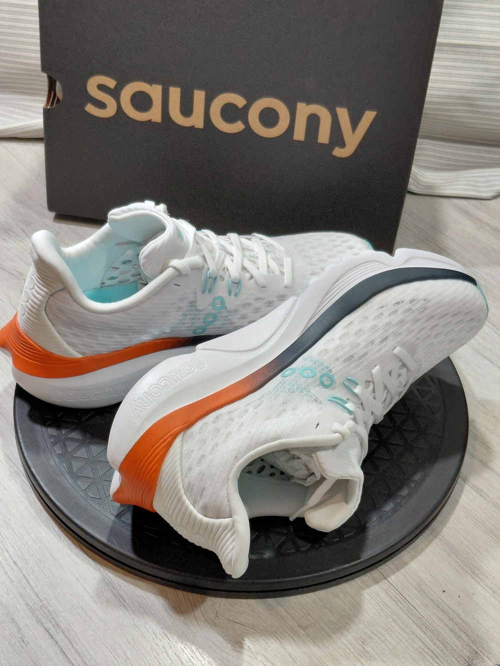 NEW Saucony Premium Women's Kinvara 16 White Teal Orange Running Shoes SIZE 7 - Picture 8 of 16